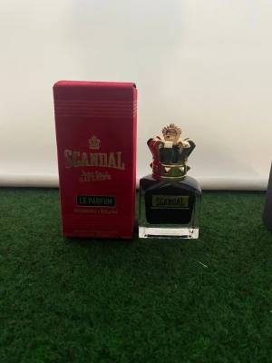 Scandal Le Parfum Jean Paul Gaultier - Scandal Le Parfum från Jean Paul Gaultier. En påfyllningsbar parfym i snygg design, perfekt för dig som vill sticka ut. 50 ml från början men runt 20-25 kvar😊