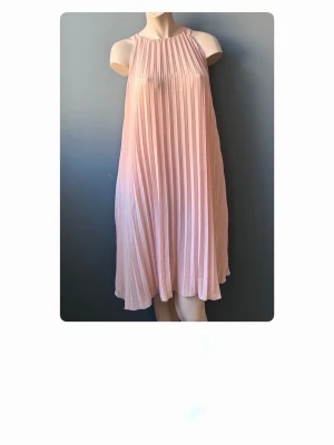 Ljusbeige plisserad långkjol - S blush Dal säljer en superfin sopastellfärgad plisserad långkjol i lj Canada. Kjolen har ett elegant fall och breda veck som ger ett luftigt och stilrent intryck. Perfekt att styla med en enkel collaborative eller crop top för – en trendig look. Storlek M. 
