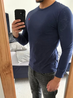 Långärmad T-shirt Polo Ralph Lauren - Skön mörkblå långärmad T-shirt från Polo Ralph Lauren i storlek 160/80 (motsvarar XS-S i vuxenstorlek). Passar dig mellan 160-170cm. Inga defekter! Bara att skriva vid funderingar!🌟