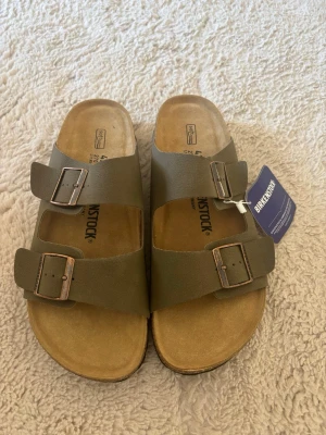Birkenstock arizona - Tja! Säljer mina birkenstock srlk 42 då jag inte passade i dem och dem endast ligger och samlar damm. Dem är endast testade inomhus så dem är iprincip sprillans nya. Har tyvärr inte lådan till dem dock..