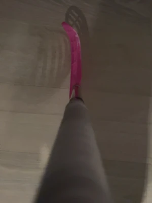 Innebandyklubba med rosa blad - Säljer en ice pro innebandyklubba från zone med svart skaft och vitt grepp, samt ett coolt rosa blad. Perfekt för dig som vill sticka ut på planen och ha bra kontroll på bollen. Klubban är lätt och smidig att hantera. Inga skador eller nånting på den använt endast på skottrampen och på träning 