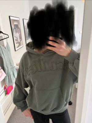 Grön hoodie från Scuffers - Scuffers hoodie som är använd fåtal gånger💕Orginalpris:990kr                                                                  Säljer för: 790