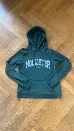 Hollister Hoodie - En snygg mörkgrön hoodie från hollister i storleken ”XS” skriv vid minsta fundering! 💭 