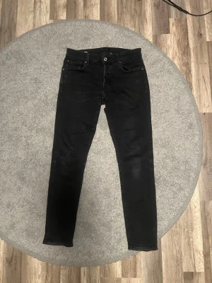 Svarta slim fit jeans - Svart G-Star jeans i storlek 30/32
