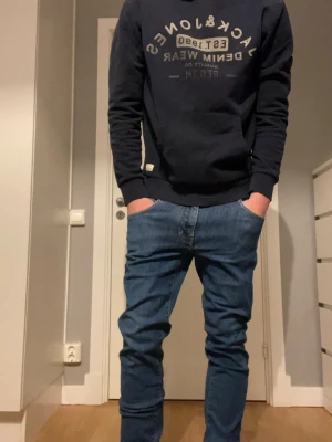 Blå slim fit jeans från JLindeberg - Säljer ett par blå slim fit jeans från J.Lindeberg i riktigt bra skick. Materialet är mjukt denim med stretch för extra komfort.w31L32