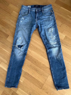 Replay anbass jeans med slitningar  - Mycket fint skick | Size 30/32 | fraktar inom 24 timmar | för att köpa klicka ”köp nu” | vid frågor eller funderingar är det bara att skicka ett meddelande | 