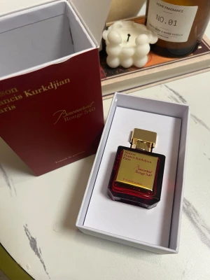 Maison Francis Kurkdjian Baccarat Rouge 540 - HELT FULL!!!!Lyxig parfymflaska från Maison Francis Kurkdjian, Baccarat Rouge 540. Flaskan är djup röd med guldfärgad etikett och lock, och kommer i en elegant röd kartong. Extrait de parfum med exklusiv känsla och modern design.