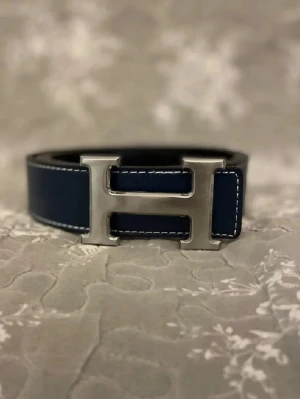 Herme bälte - Ett mörkblått bälte i längden 110cm