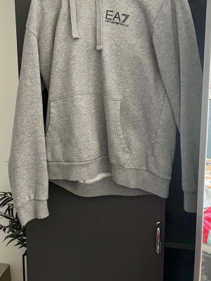 Grå hoodie från EA7 - Snygg grå hoodie från Emporio Armani EA7. Hör av dig vid minsta fundering🙌