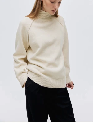 tröja med halvpolo - Superskön och helt ny, men har tagit bort prislappen🥰 Köptes för 399kr. Pris kan diskuteras inom en nära summa!!