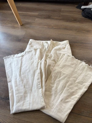Vita flare jeans  - Säljer ett par vita jeans i storlek M från SHEIN. Dem har en brun lapp bakpå. Väldigt sköna och snygga till speciella tillfällen eller vardag 