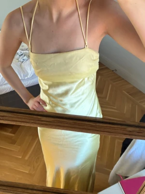 Balklänning  - Asssnygg balklänning i siden från peppermayo!!! Storlek S och aldrig använd-lappen sitter kvar. Jag är 177cm och klänningen går hela vägen ner till marken☺️ nypris ligger på cirka 1200kr!!!