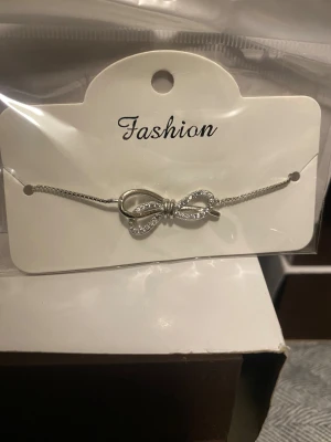 Rosett Armband - Rosett armband i Rostfritt stål ( färgen går inte bort) ! Allergi vänlig! Vatten tålig armband! Finns i Två färger, silver och guld.  Enkel att justera.  Modern  och efterfrågad armband  still🎀💎✨🩶💛 🌟☺️vänta inte spring bara två kvar! 