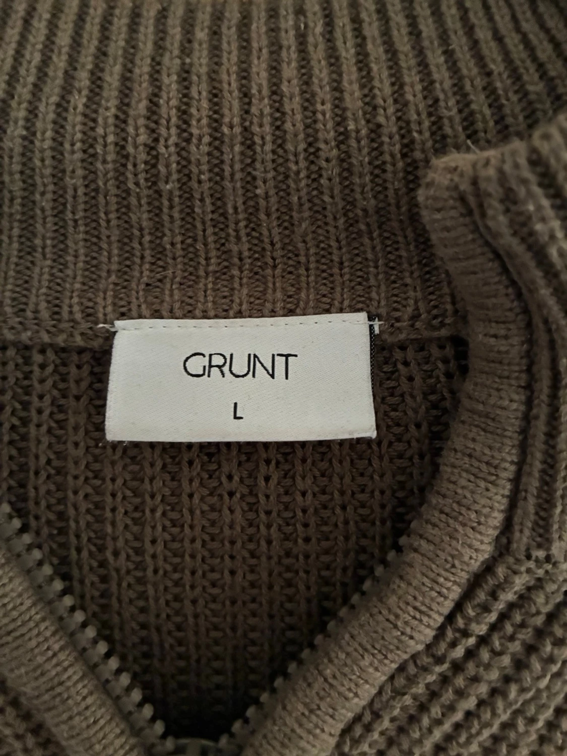 Brun stickad tröja med halvzip Grunt - 1
