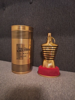 Jean Paul Gaultier Le Male Elixir Herr Parfym- 125ml - Säljer denna Jean Paul Gaultier Le Male Elixir. Parfymen är helt ny och aldrig sprayad, endast testad.  En modern och kraftfull doft med en söt, varm och sensuell känsla. Den öppnar fräscht och går snabbt över i en djup kombination av vanilj, honung och tobak – väldigt intensiv och långvarig. 🔥 Perfekt för kvällar och speciella tillfällen 🌙 Väldigt stark och håller länge på huden 💎 Lyxig och populär herrparfym
