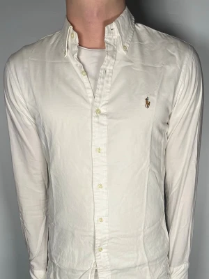 Ralph lauren skjorta - Säljer en riktigt snygg och trendig Ralph Lauren skjorta i fint skick, storlek S, vid frågor är det bara att skriva //Gramenti