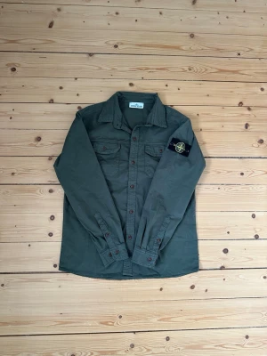 Stone Island overshirt - Säljer nu en sjukt fet och trendig overshirt från Stone Island | jackan är sparsamt använd utan defekter eller skador skick 9/10 | passar dig som är mellan 185-190