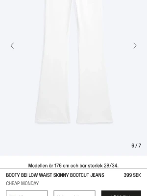 Vita weekday jeans - Säljer ett par vita low waist skinny bootcut jeans från Cheap Monday. Jeansen har utsvängda ben, låg midja och klassiska bakfickor. Säljer pga att de är för stora skriv för fler bilder