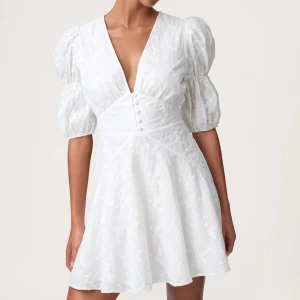 Adoore Vit kort klänning med puffärmar - Använt 1 gång som studentklänning, st 34, inga defekter, är som ny