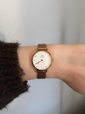 Daniel Wellington petite Evergold klocka - 28 mm - Säljer en klocka från Daniel Wellington, modellen heter Evergold. Klockan är 28 mm i diameter. Storleken runt om kan man ändra enkelt själv. Jag har haft den nu i något år men den är fortfarande i mycket bra skick. Nypris ligger på 1.699 kr. En fin present till någon eller till sig själv❤️