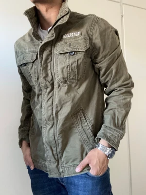 Vintage Hollister Fieldjacka - Säljer denna sjukt feta Hollister fieldjackan i en mycket sällsynt och snygg färg! | Mycket bra skick | Storlek M | Längd ≈ 69cm, Bredd armhåla - armhåla ≈ 56cm | Modell 175cm, 68kg| Pris kan diskuteras!!