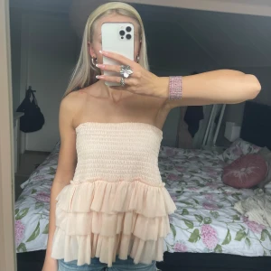 Topp/kjol - SÅ gullig kjol i nyskick! Funkar precis lika bra att ha den som topp som på de 3 första bilderna💞🩷🌸 Passar XS-M då den är stretchig🫶🏼
