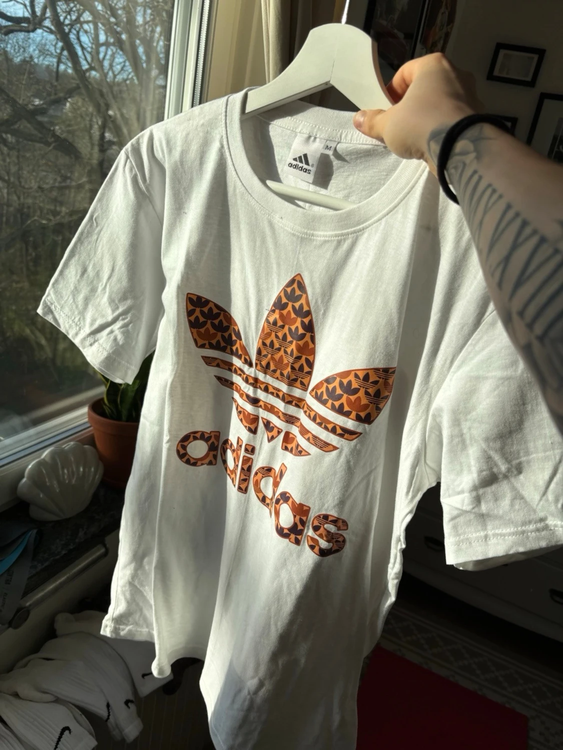 Två Adidas t-shirts i vitt och beige