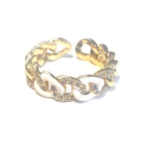 Guldfärgad kedjering med stenar - Trendig guldfärgad ring i kedjemodell med gnistrande små ädelstenar cubic zirconia  på vissa länkar. Ringen har en öppen design och är pläderade i long lasting ljusguld 