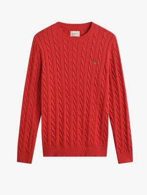 kabelstickad tröja från Gant - Kabelstickad röd tröja från Gant med rund halsringning och diskret logga broderad på bröstet. Tröjan har ribbade muddar vid ärmslut och nederkant. Tillverkad i mjukt material som ger en klassisk och stilren look. Storlek 158/164 cm