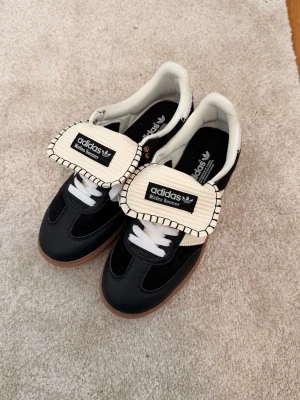Adidas Samba X Wales Bonner - Adidas Samba X Wales Bonner. Väldigt bra skick, tvättats hos skomakare och bytt skosnören. Skriv vid frågor, priset är inte hugget i sten!