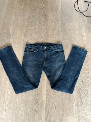 Nudie jeans - Säljer ett par riktigt fina Nudie jeans Slim fit. Sista bilden ser du hur jeansen är fixade, det är nudie som har sytt de själva för design alltså inget hål!. Storlek W33 L34 men för det är slim fit så sitter de mer som 31-32 i midjan! NY PRIS 1600kr!  Frågor eller funderingar är det bara att höra av sig!