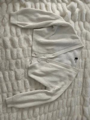 Stickad tröja - Säljer denna stickade tröja i storlek M. Passar även XS-S. Nästan aldrig använd, i mycket fint skick. Perfekt inför sommaren. Vid intresse är det bara att höra av sig💕