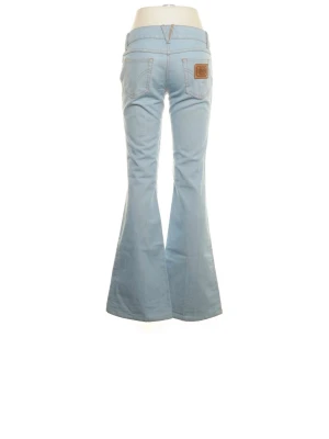 Ljusblå bootcut jeans från Docle & gabbana - Säljer ett par ljusblå bootcut jeans från Dolce & gabbana med klassisk femficksmodell och utsvängda ben. Jeansen har en snygg läderpatch med logga bak och kontrastsömmar. 