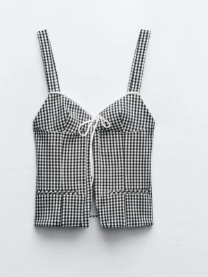 Rutig svartvit korsettopp från Zara - Trendig korsettopp med svartvitt rutigt mönster och breda axelband. Toppen har en söt snörningsdetalj framtill. Prislappen finns kvar och toppen är aldrig använd. 