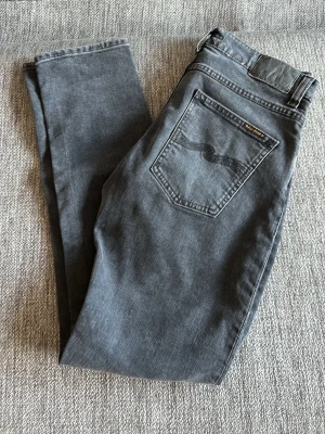 Grå jeans från Nudie Jeans - Hej och välkommen till liljestrands nu säljer vi ett par nudie jeans i nytt skick utan defekter de är använda 2 gånger och pris kan diskuteras vid snabb affär storlek 30/30 kom med frågor osv så hörs vi mvh liljestrand