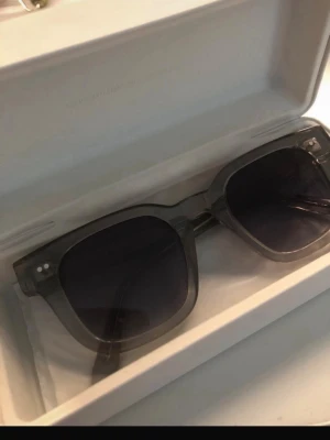 Gråa CHIMI solglasögon i acetat - Snygga solglasögon från CHIMI, i storlek 04 färg grey. Används fåtal gånger så inga defekter på. 