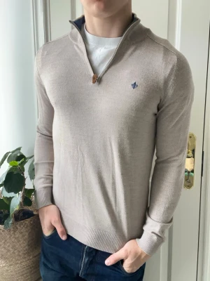 Morris 100% merino wool quarter zip  - Morris 100% merino wool quarter zip, en favorit från morris. Extremt fin, Inga defekter! Modellen i bilderna är 180 cm 75 kg och bär Storlek S, Kom med frågor!