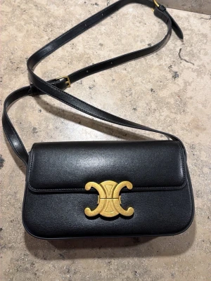 Svart axelväska - Snygg svart axelväska, ej använd 