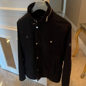 J.Lindberg Bailey Jacka!  - J.Lindberg jacka bailey som ej säljs längre! Nypris 4700kr. I nyskick och passar bra nu till vår/sommar