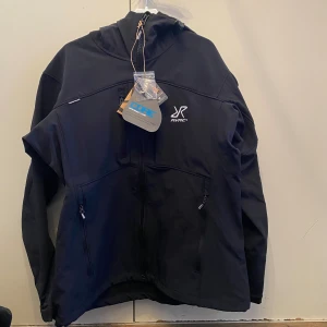 Revolutionrace Hiball Jacket dam - En fleecefodrad softshelljacka från märket revolutionrace (RVRC). Helt oanvänd. Säljs på grund av fel storlek. Ordinariepris 1299:- (Sista bilden lånad från Revolutionrace.se)