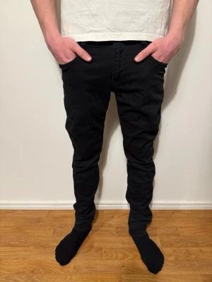 Svarta slim jeans från replay - Säljer ett par svarta slim jeans från replay med klassisk femficksdesign och dragkedjegylf. Jeansen har en bra passform och är tillverkade i stretchigt material för extra komfort. Jeansen är i storlek w30 l32 Perfekta för dig som gillar en stilren och enkel look. Pris kan diskuteras✅