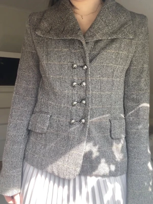 Fin kavaj/kappa - Jätte fin kavaj/kappa från en gammal H&M kollektion. Storlek xs men passar större också