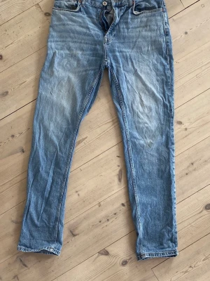 Raka jeans från Dobber 32/32 - Ljusblå jeans med rak passform och klassisk femficksdesign. Jeansen har en snygg tvättad look och är tillverkade i denim. Perfekta att matcha med sneakers eller boots.