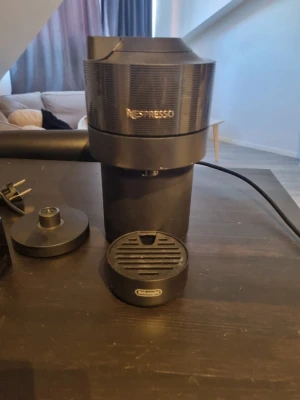 Nespresso kaffemaskin svart - Säljer en svart Nespresso kaffemaskin med modern design. Maskinen har rundade former och detaljer i plast och metall. Perfekt för dig som vill ha snabb och smidig kaffebryggning hemma. Strömkabel och droppbricka från DeLonghi medföljer. Medföljer gör även tillhörande mjölkskummare. Denna maskin är endast använd max 10 ggr så I väldigt fint skick.