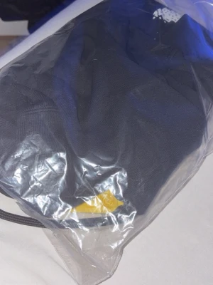 Svart off white hoodie  - Svart off white hoodie helt ny aldrig haft på mig den den är s men den passar inte mig den hade passat mer på M.