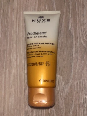 Nuxe  - 💫Badolja (shower oil) från Nuxe 100 ml helt ny oöppnad (finns dock inte kvitto) köptes på kicks💫 För all typ av hud, vegan formula, står att den är med golden shimmer (guld glitter) 💫 