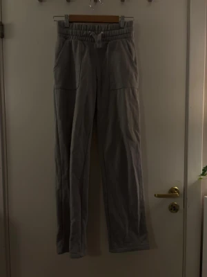 Mjukisbyxor  - Gråa mjuikbyxor med bakfickor och framfickor. Hör av dig om du har några frågor! 💗🫶🏼