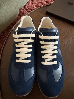 Mörkblå maison margielas skor - Riktigt feta maison margiela skor i helt nytt skick. Hör av er ifall ni undrar något