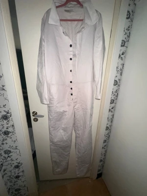 Student overall  - En vit ny, oanvänd och felfri student/mösspåtagning overall i storlek M. Priset jag lägger ut är inte det jag vill sälja den för utan bara ett exempel. Ge mig ditt pris och vi fixar ihop något av det.