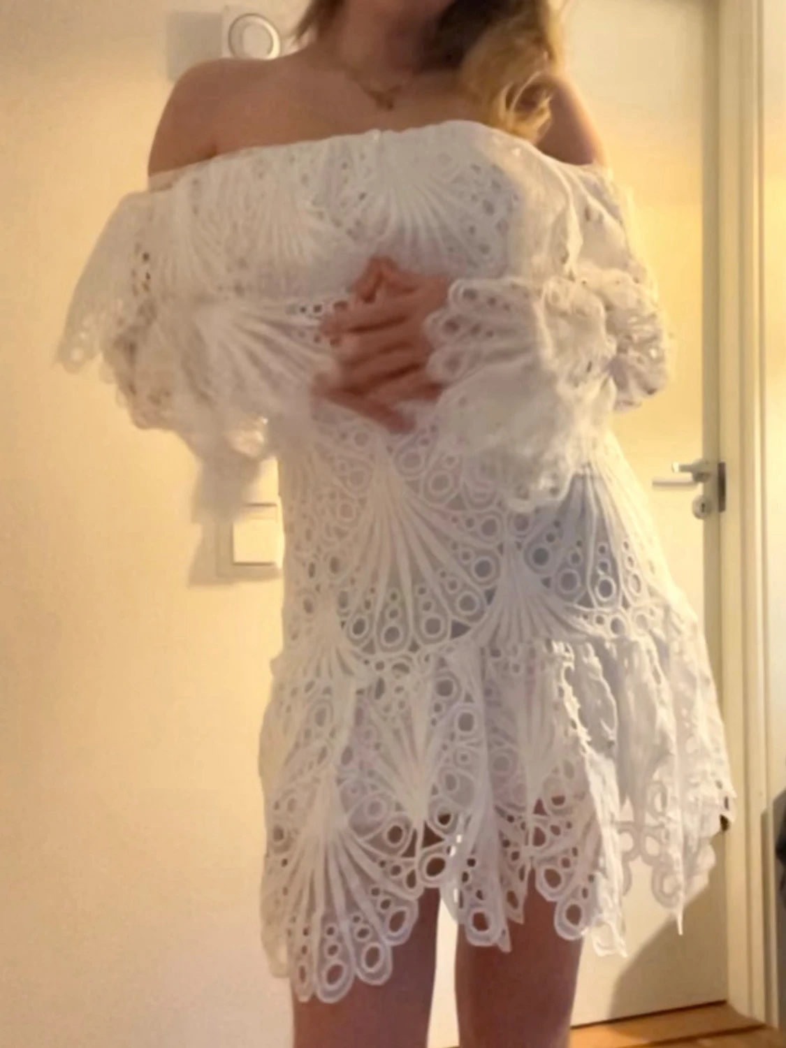 Vit off shoulder spetsklänning